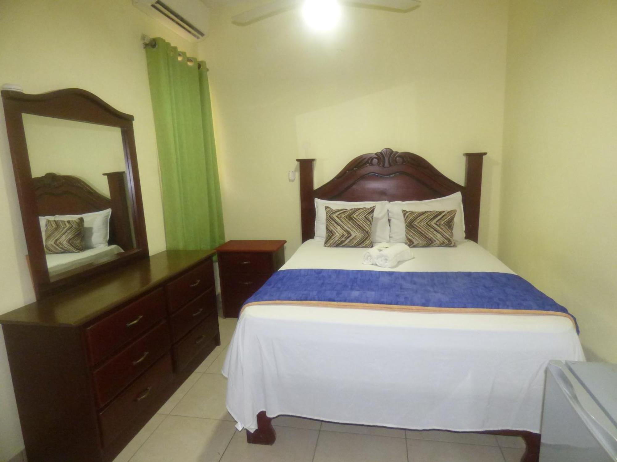 Hotel Enrique I Gazcue, Bed And Breakfast 聖多明哥 外观 照片